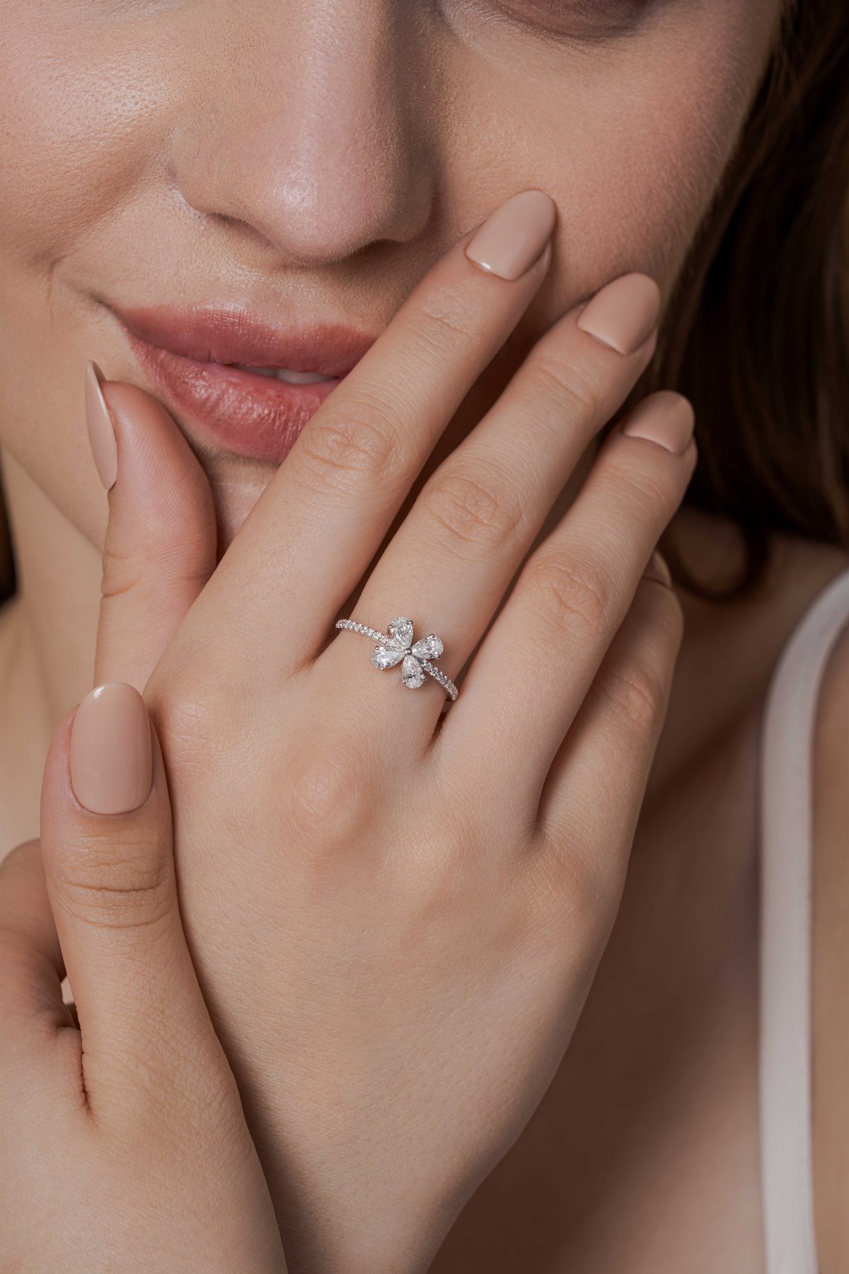Bespoke pear-diamond cluster ring, modeled